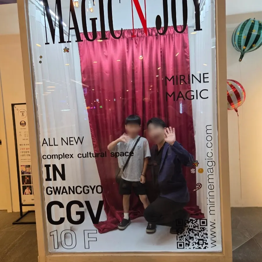 The magic kit received as a gift at the end of the show