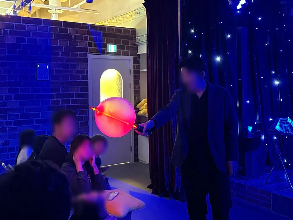 마술로 등장한 비둘기를 보는 아이들