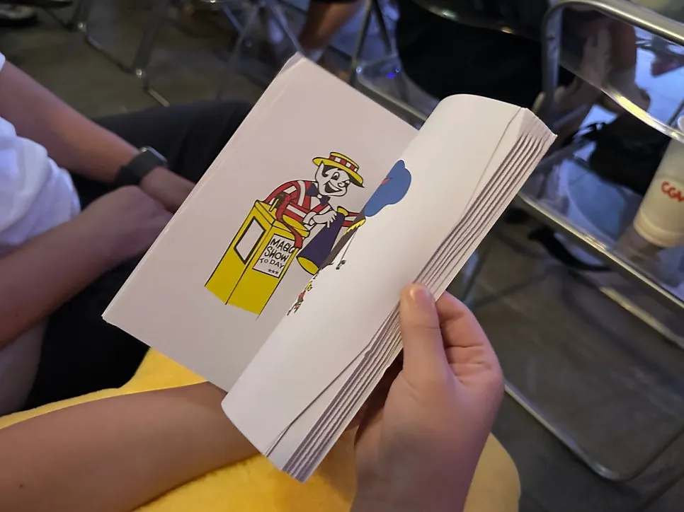 마술 책 사용 방법을 설명하는 장면