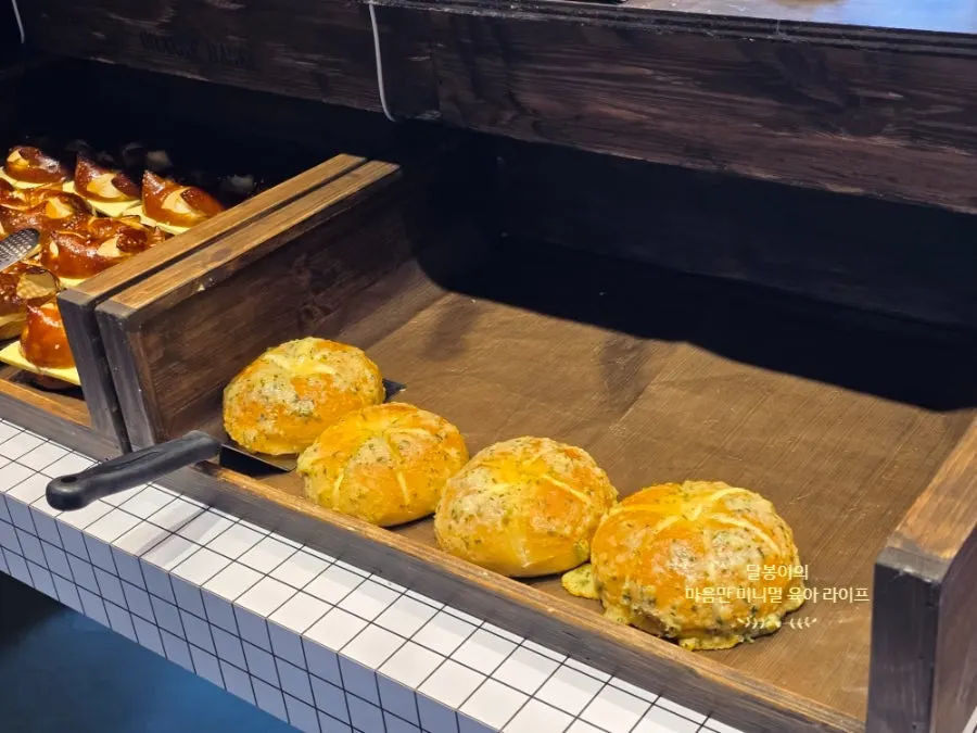 Sandwich-style brunch bagels on display