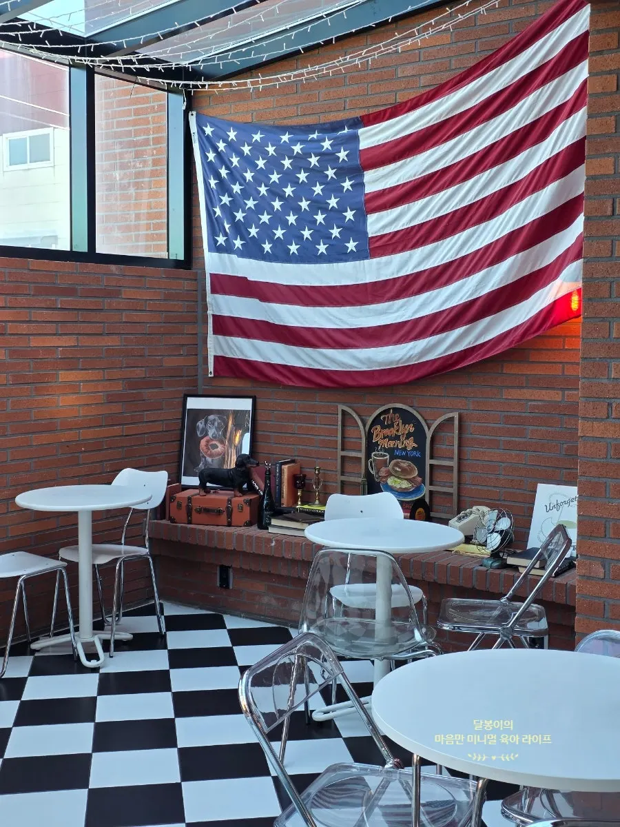 Atmosphere of the Orange Bagel store