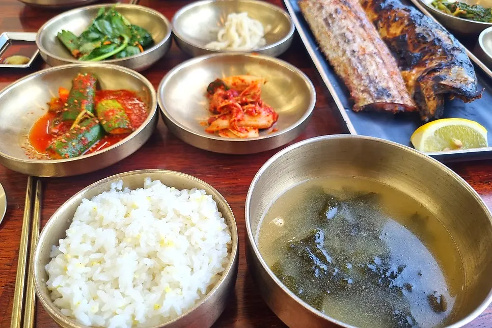 갈치구이와 고등어구이 정식 한 상