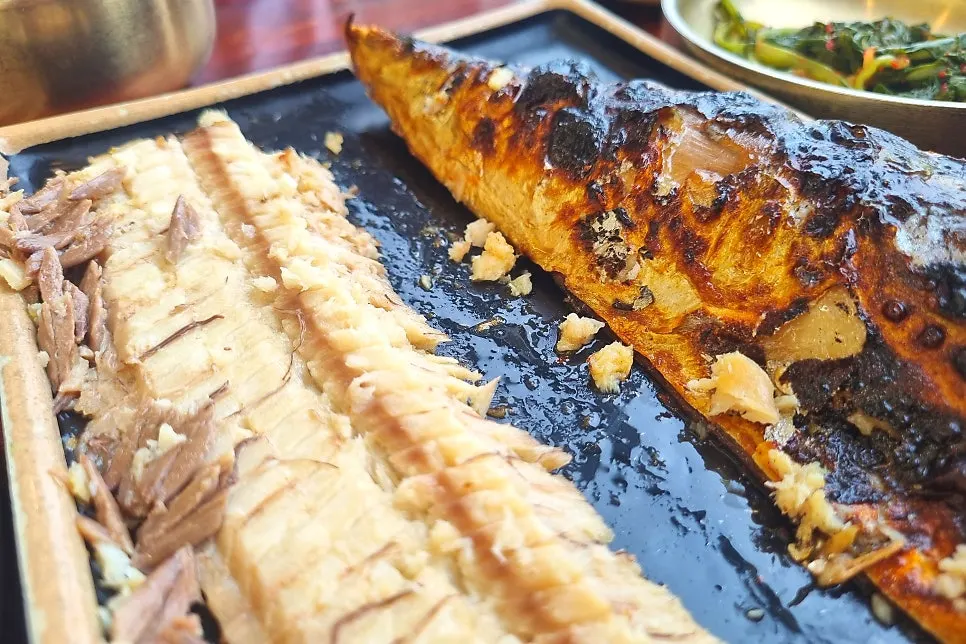 갈치구이와 고등어구이, 공깃밥 상차림