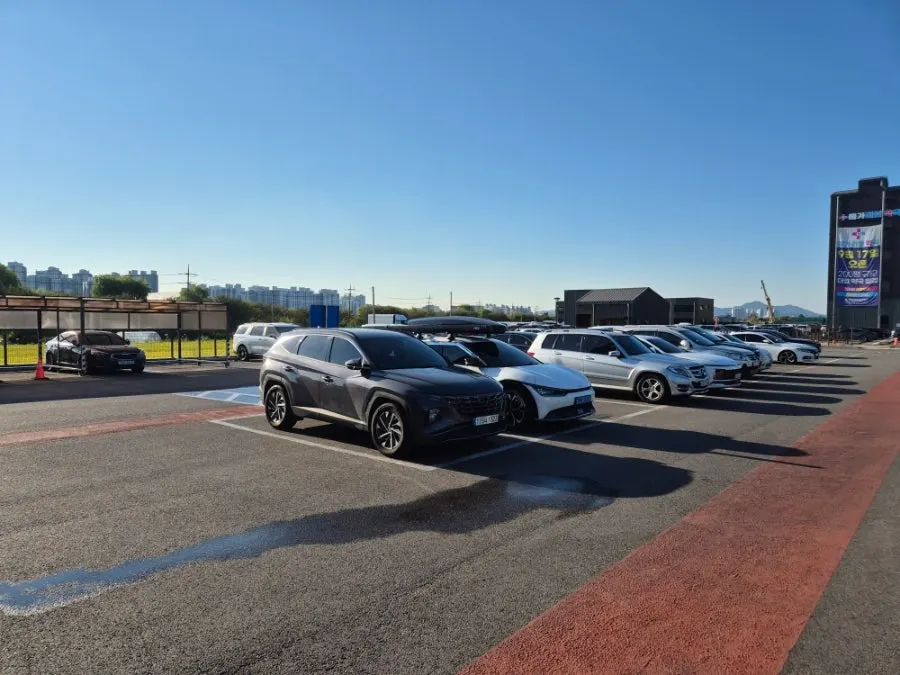 Wide outdoor parking space in front of the restaurant