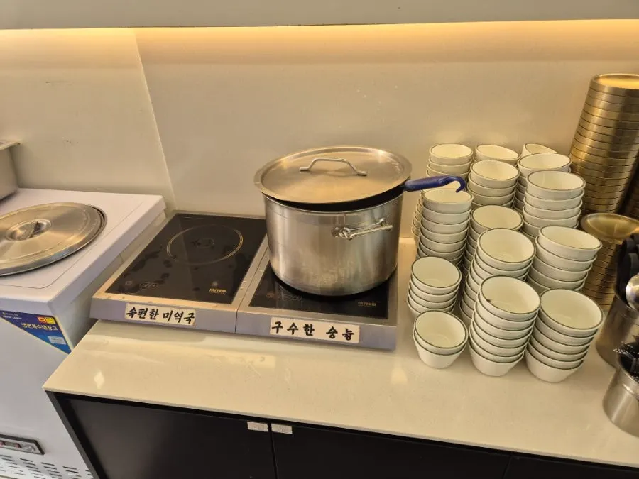 Sungnyung (scorched rice tea) corner at the self-bar