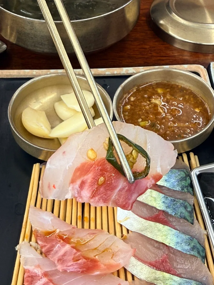 Plate of mackerel sashimi included in the premium set