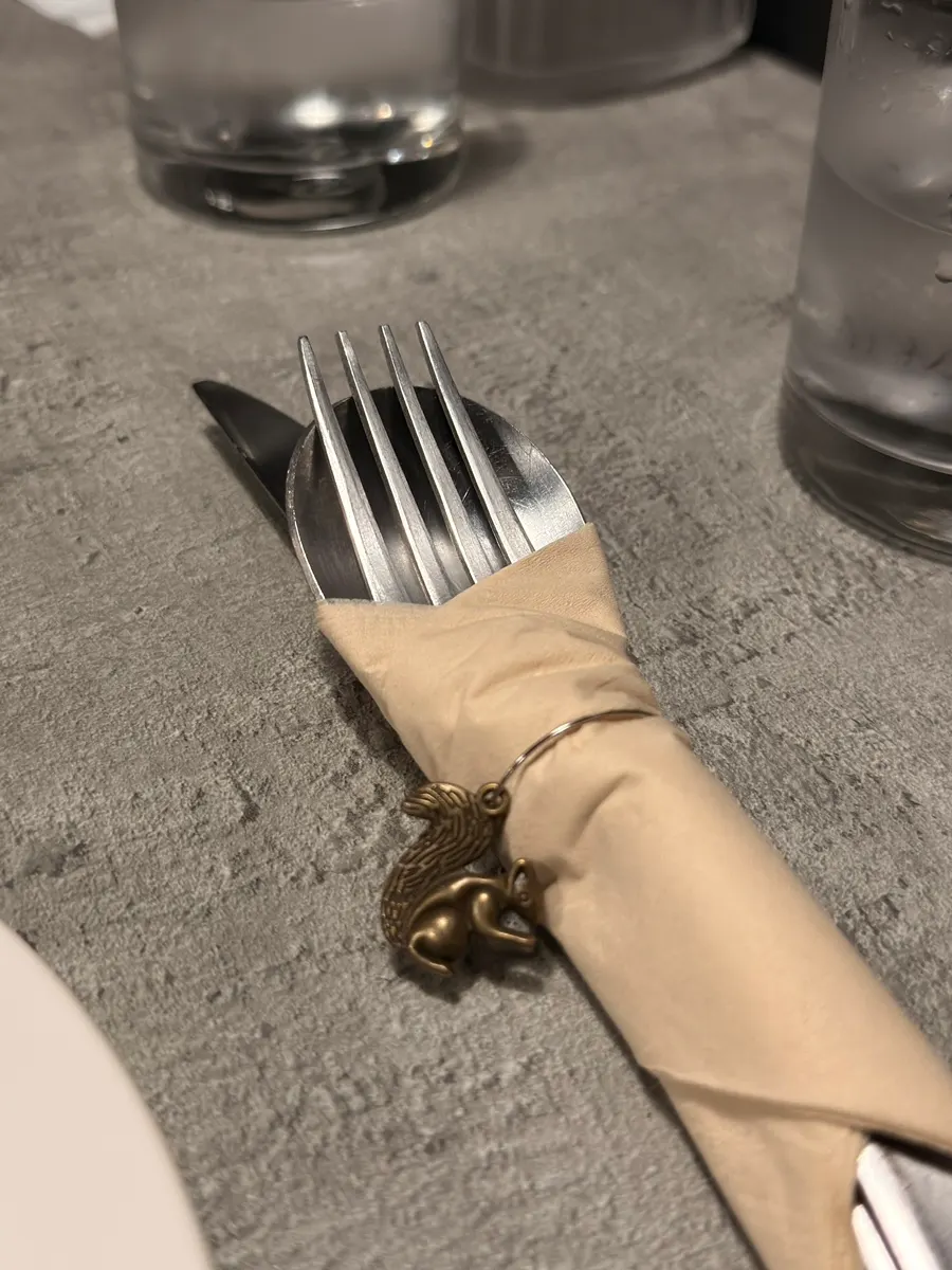 다람쥐 냅킨 링을 꽂은 하도 커트러리 냅킨 롤