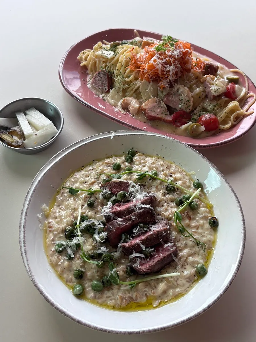 상차림된 리조또와 파스타