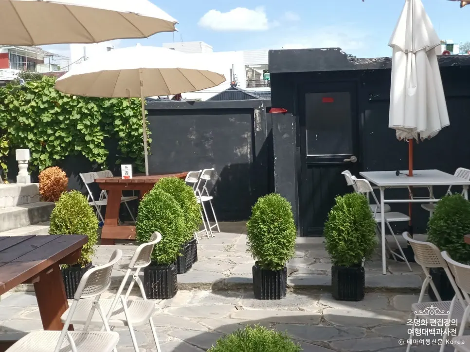 Haenggung-dong café terrace