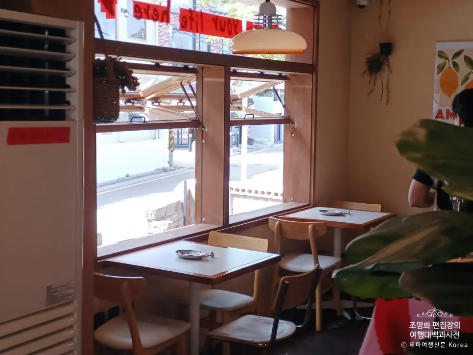 Kueodeukkutteu first-floor window seating