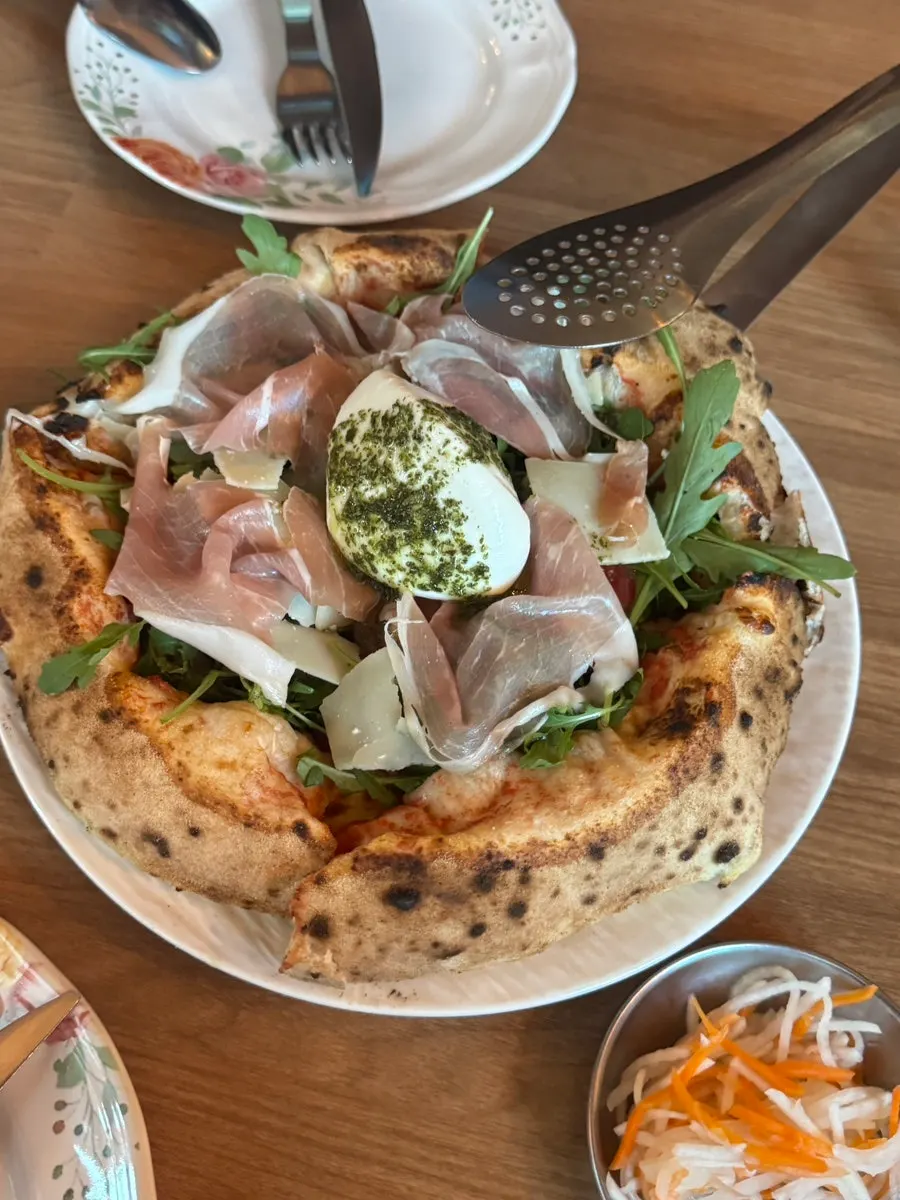 Visit to a wood-fired pizza restaurant in Haenggung-dong