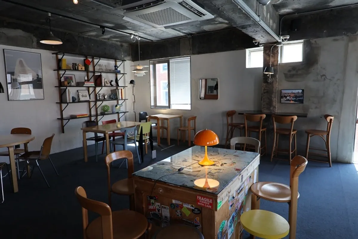 Quiet café seating on a weekday afternoon