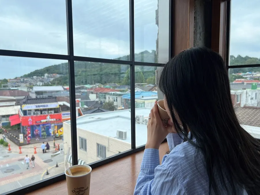 조용한 4층 카페 휴식 공간