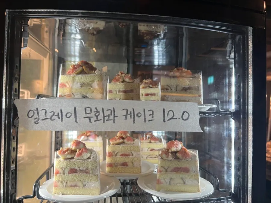 카페에서 읽을 책과 휴식 공간