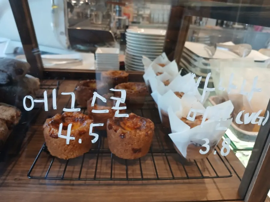 에그스콘과 바나나머핀 진열 코너