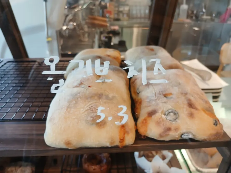 올리브 치즈 치아바타와 발사믹올리브오일, 그래놀라