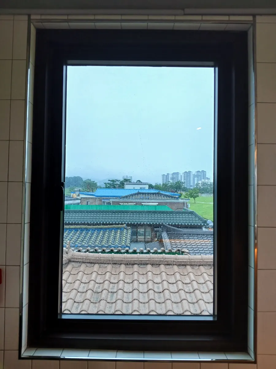 은은한 조명의 카페인포커스 실내 조명