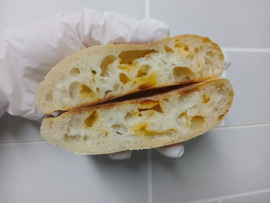 올리브 치즈 치아바타 단면과 속