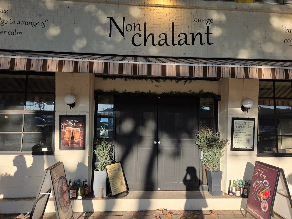 Exterior of Nonchalant Lounge on Jeongjo-ro