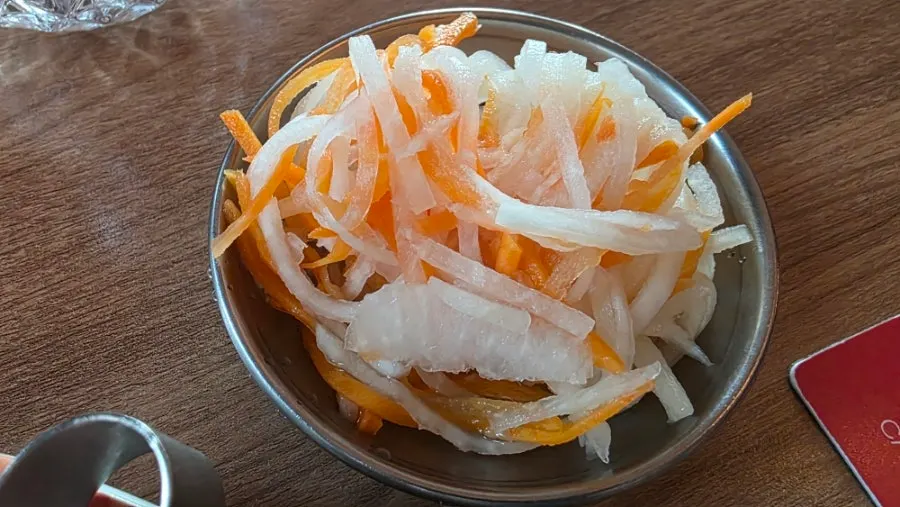 Thinly sliced radish and carrot pickles