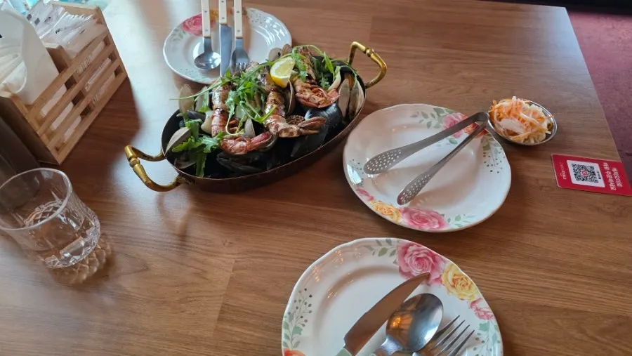 Seafood toppings on the tomato sauce pasta