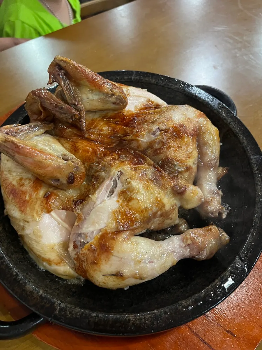 철판에서 지글거리는 한방 장작구이 통닭
