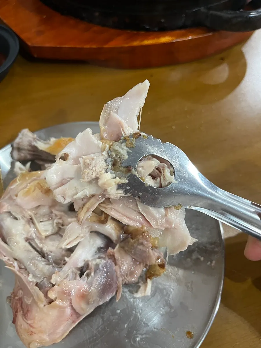 속살이 촉촉한 장작구이 통닭 단면