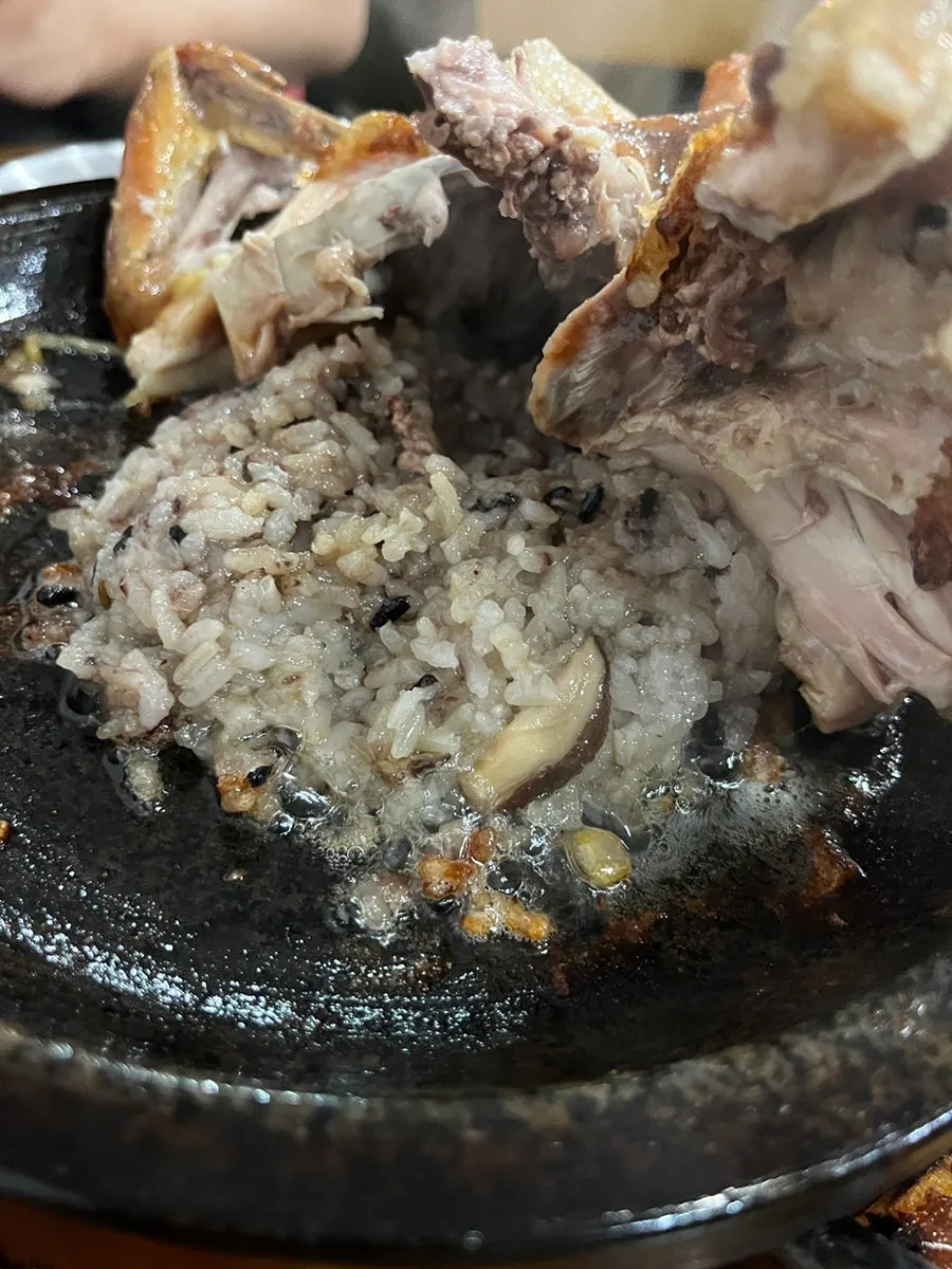 통닭 안에서 나온 버섯 들어간 찰밥