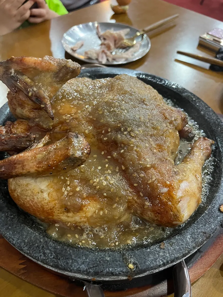 철판에 눌어붙어 누룽지가 된 찰밥