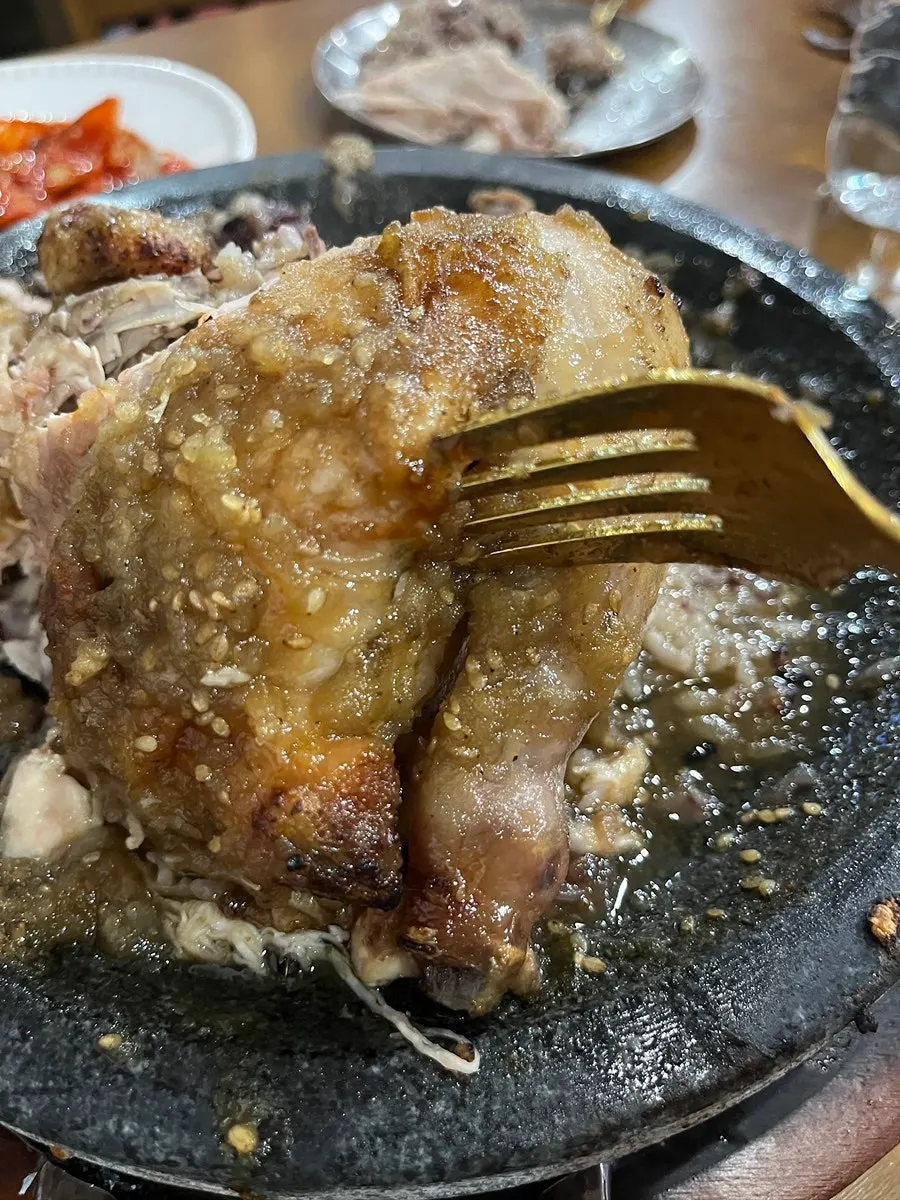 수원 왕갈비 양념이 올라간 장작구이 통닭
