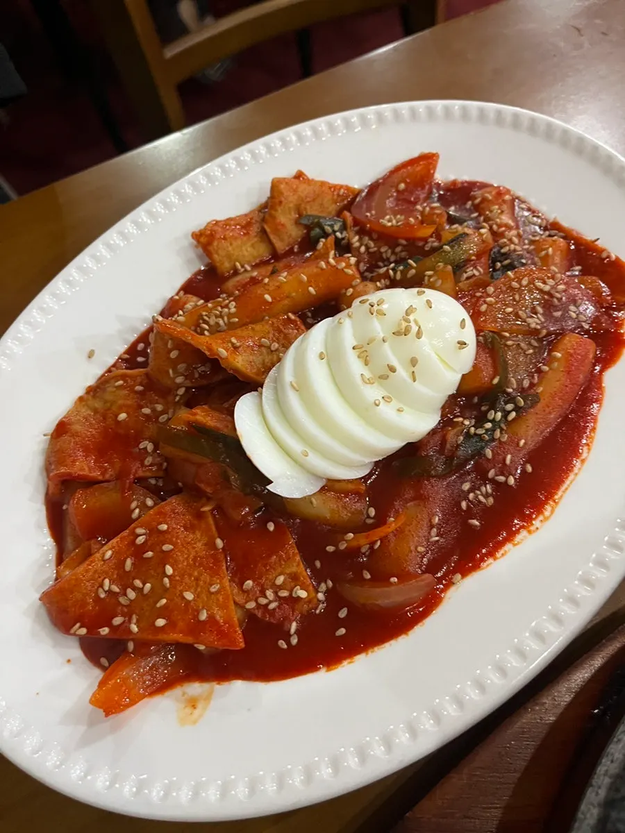삶은 계란이 올라간 사이드 떡볶이