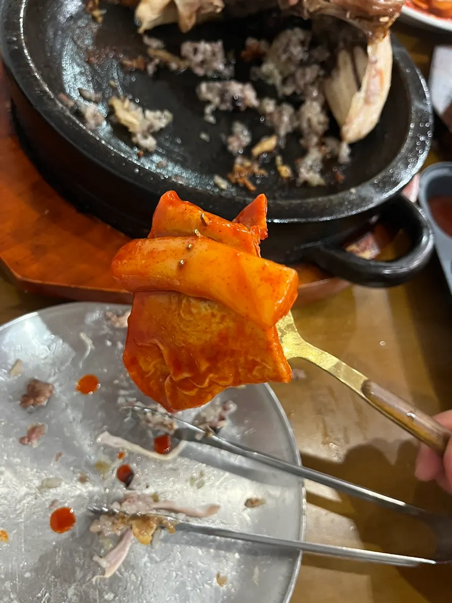 통닭과 떡볶이로 꽉 찬 테이블