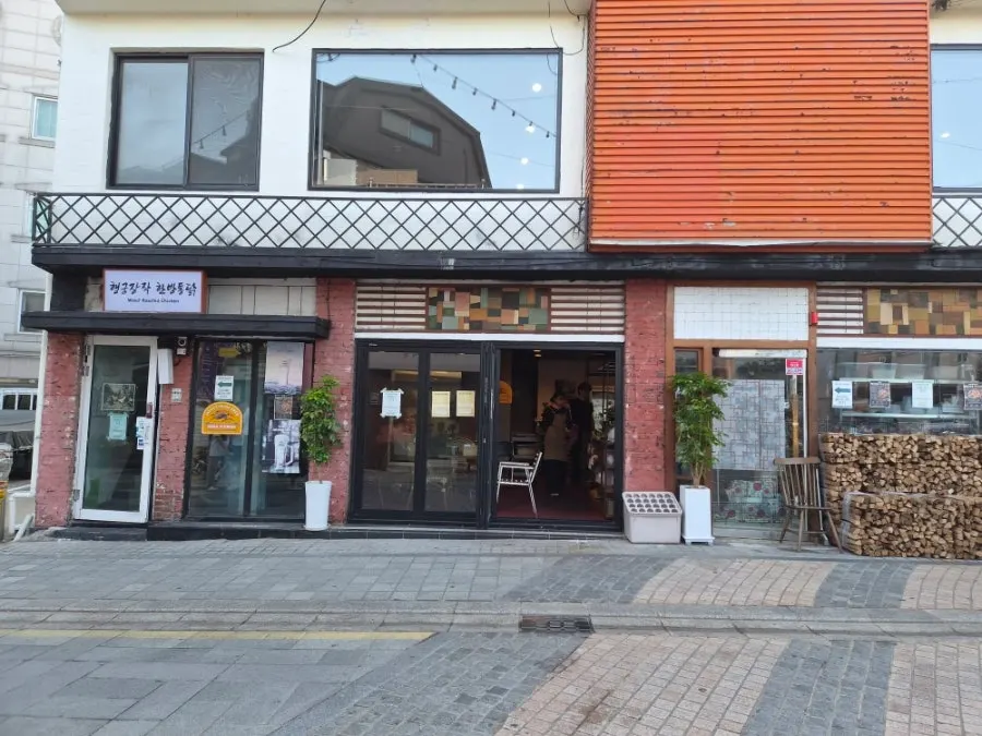 행궁동 거리에서 본 통닭집 입구