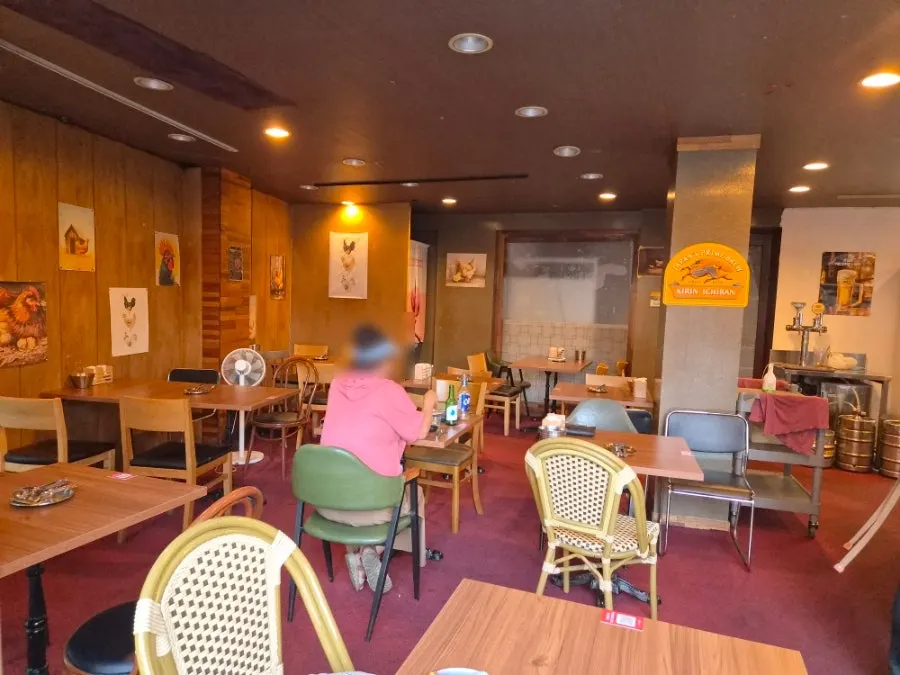 옛날 통닭집 느낌의 매장 인테리어