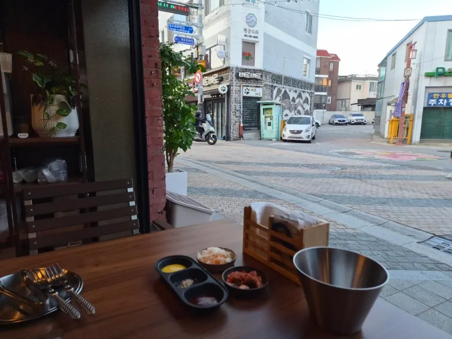 창을 열어둔 야장 분위기의 창가 자리