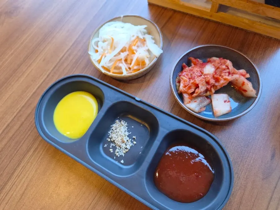 주문한 한방장작구이통닭 상차림