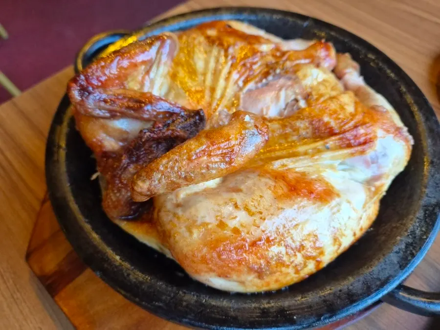 큼직하게 담겨 나온 장작구이 통닭 한 마리