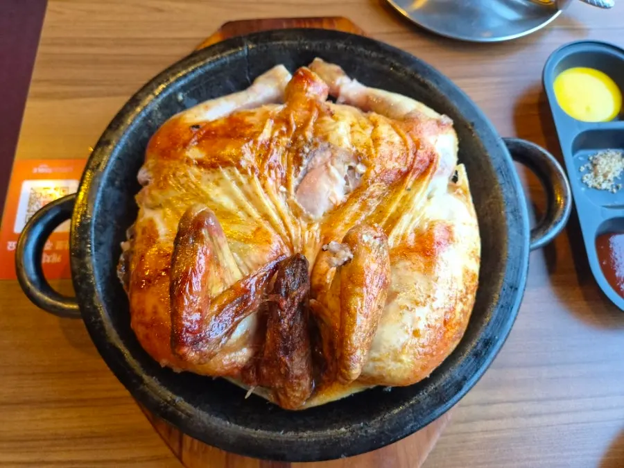 겉면이 바삭하게 구워진 통닭 껍질