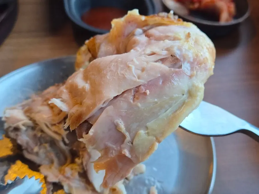 속살이 촉촉한 한방장작구이통닭 단면