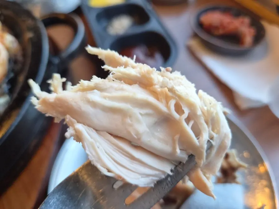 소스에 찍어 먹는 장작구이 통닭 조각