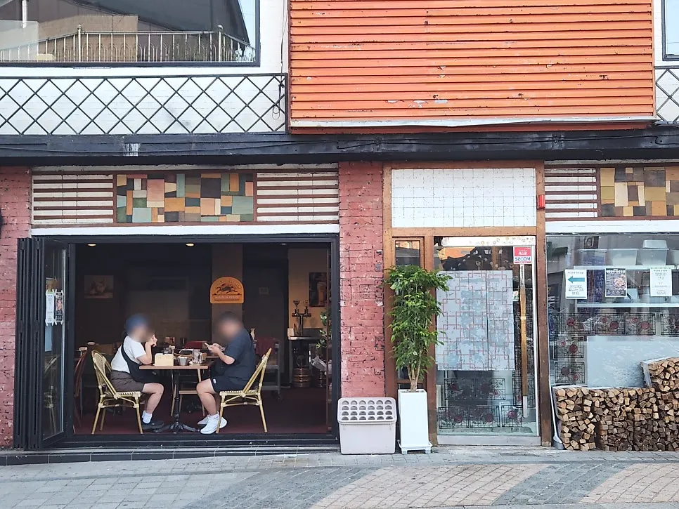 화성행궁 옆 행궁로 거리와 매장 주변 모습