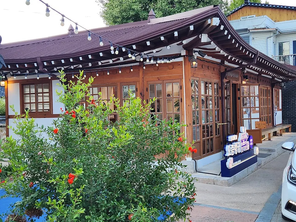 매장 바로 옆 행궁마을 여행자라운지 전경
