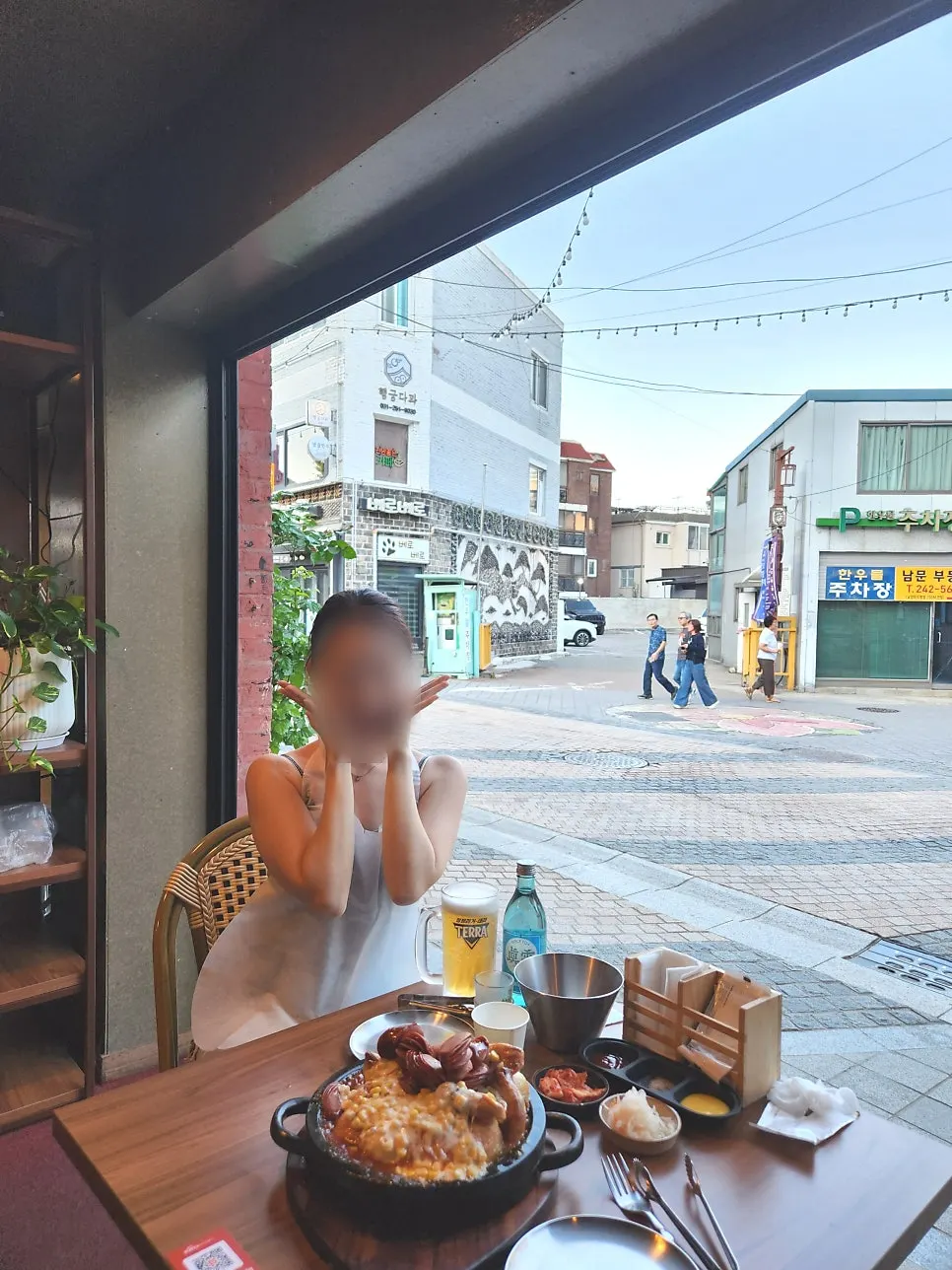 폴딩도어를 열어둔 1층 야장 자리