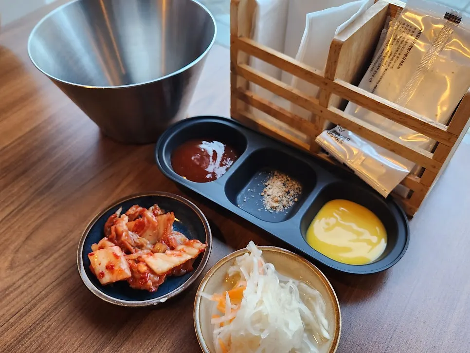 철판에 담겨 나온 콘치즈 통닭