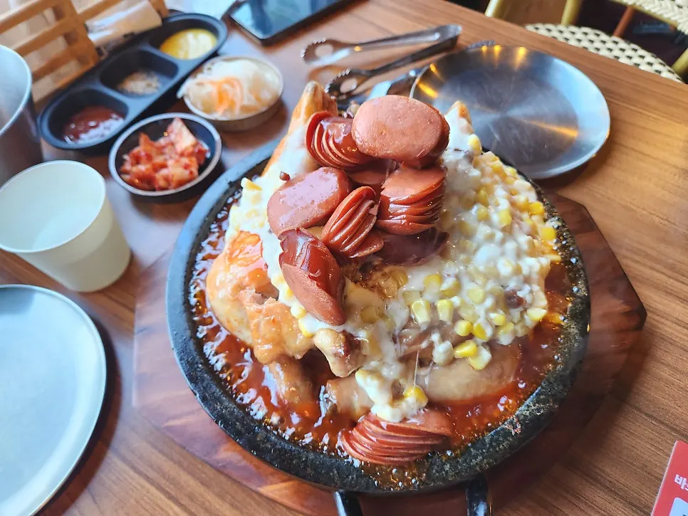 양념이 뿌려진 콘치즈 통닭 클로즈업