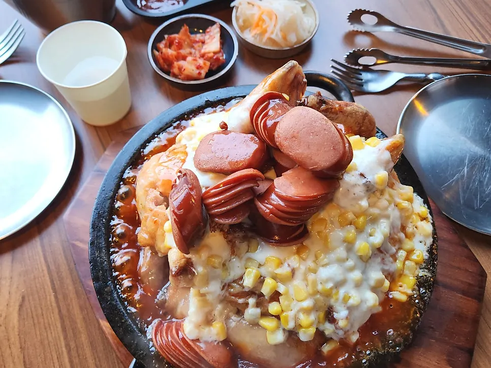 쭉 늘어나는 치즈와 집어 든 닭다리
