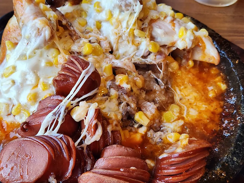 통닭 아래 깔린 찹쌀밥과 누룽지
