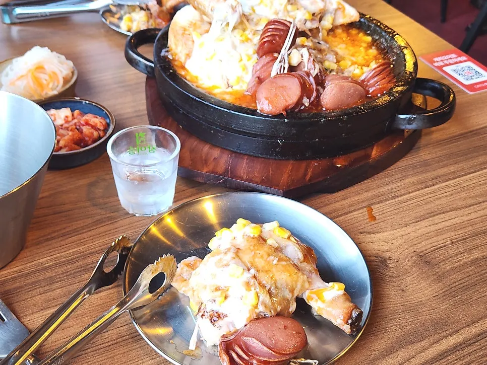 야장 분위기의 행궁동 저녁 테이블