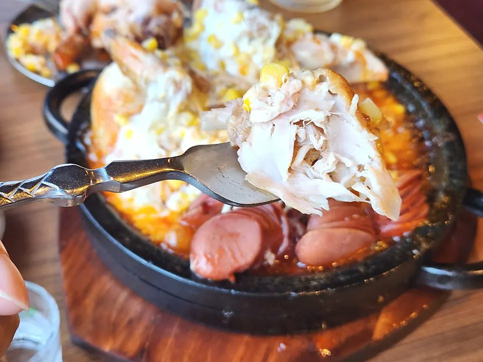 콘치즈 통닭 한 상 차림