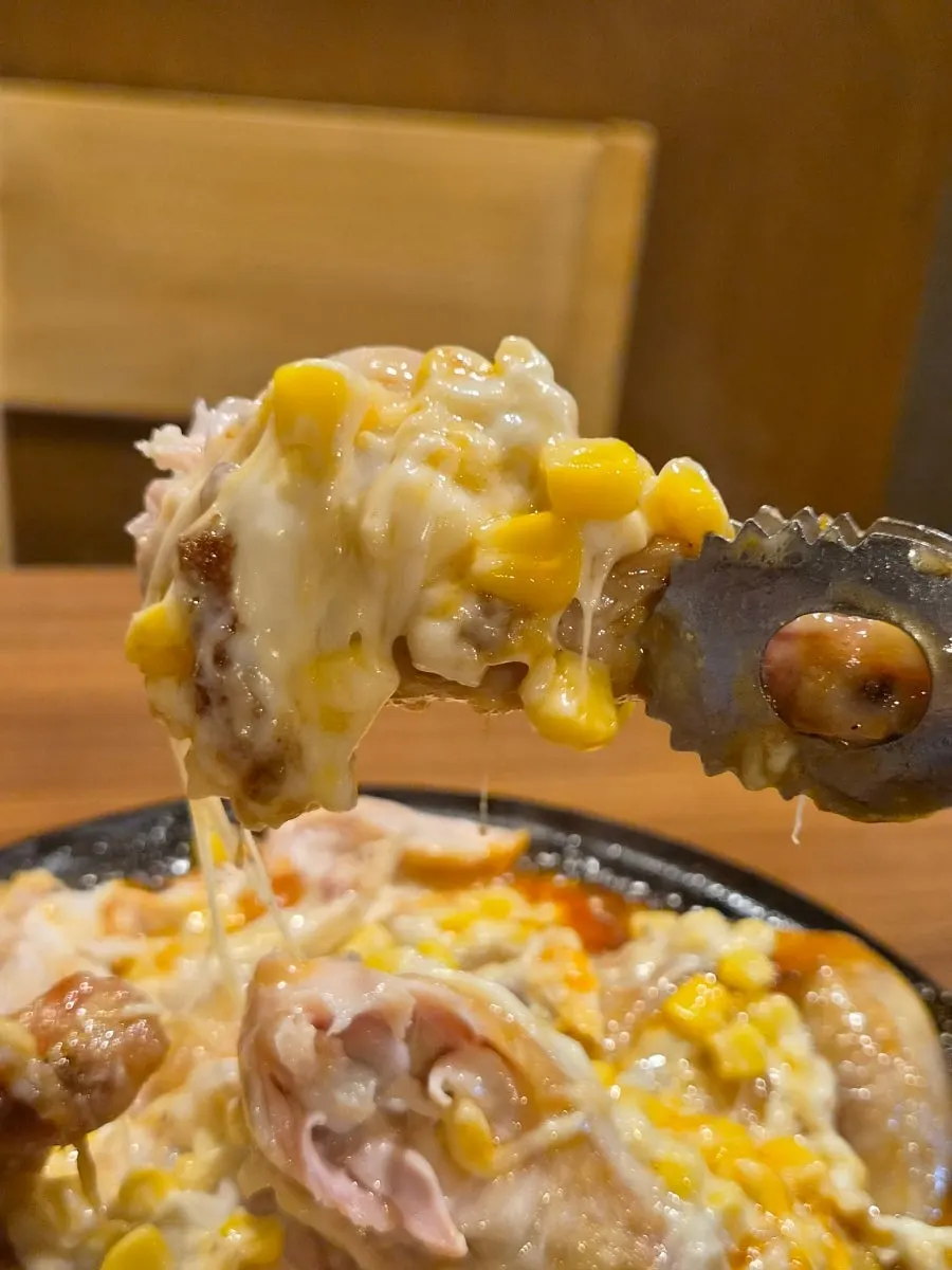 수원 행궁동 옛날통닭집 테이블 위 통닭 상차림
